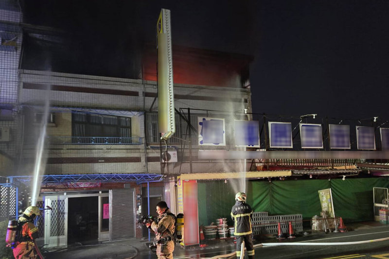 台南市西港區20日清晨發生透天厝民宅火警，消防人員前往現場灌救，2戶共6人自行撤出，未造成人員傷亡。（讀者提供）中央社記者楊思瑞台南傳真  114年1月20日