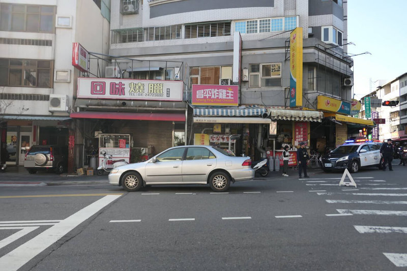 台中市南屯區17日發生自小客車與行人碰撞事故，警方20日表示，廖姓女子駕車疑未依規定禮讓行人先行而發生碰撞，導致走斑馬線的陳男全身多處擦挫傷。（民眾提供）中央社記者郝雪卿傳真  114年1月20日