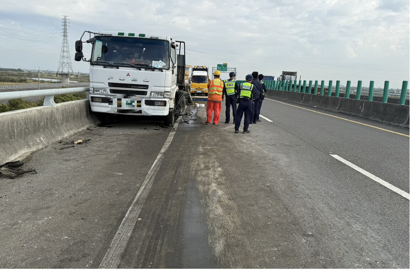 台84線東西向快速公路台南學甲段20日下午發生事故，警消初步調查，現場疑為拖板車駕駛將車暫停在路肩固定貨物，1輛砂石車閃避不及撞上，拖板車駕駛摔落高架道路下方平面道路。（讀者提供）中央社記者楊思瑞台南傳真  114年1月20日