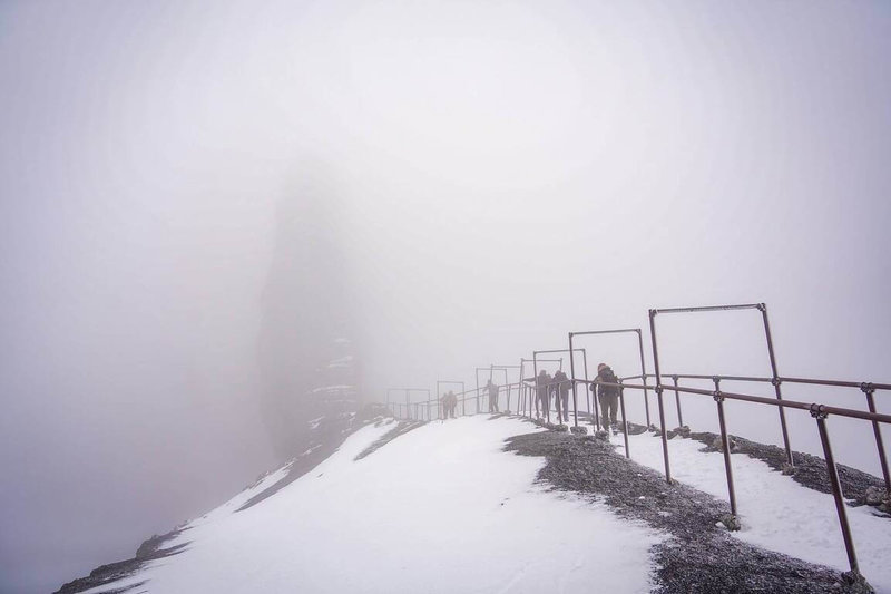 雪霸國家公園管理處提醒,民眾追雪前務必「停、看、聽」,以維護登山安全。(山友顏嘉男提供)中央社記者管瑞平傳真 114年1月20日