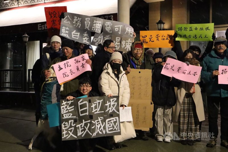 立法院長韓國瑜19日率跨黨派慶賀代表團出席大華府地區僑宴，近40名台僑聚集場外高舉「立院亂象院長負責」等標語，要求韓國瑜將立院帶回正軌。中央社記者鍾佑貞馬里蘭州洛克維爾攝 114年1月20日