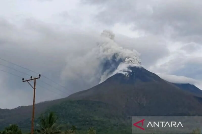 伊布火山自今年1月1日以來共噴發1079次。圖為16日噴發畫面。(安塔拉通訊社)