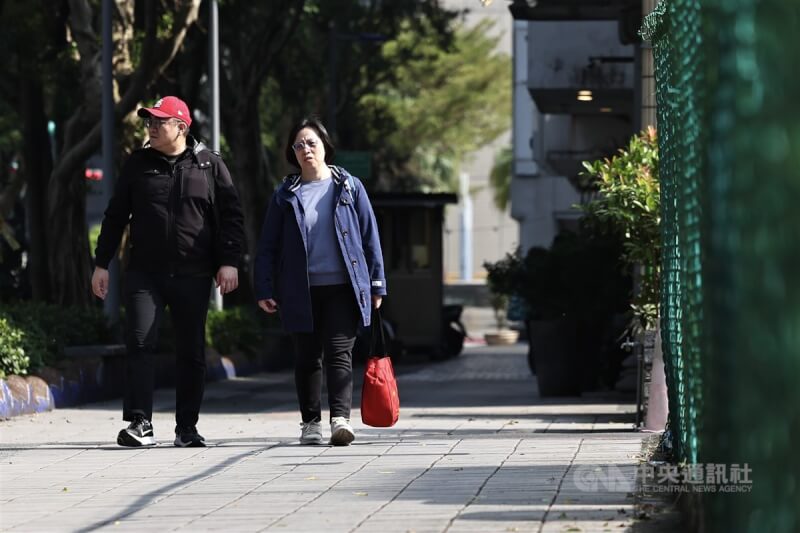 圖為台北市信義區民眾穿著禦寒衣物外出。（中央社檔案照片）