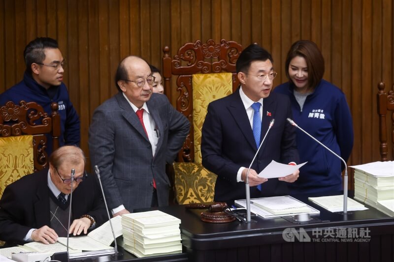 立法院會20日繼續處理114年度中央政府總預算案，由立法院副院長江啟臣（右2）主持，民進黨立法院黨團總召柯建銘（前左2）上前針對議程問題進行溝通。中央社記者王騰毅攝　114年1月20日