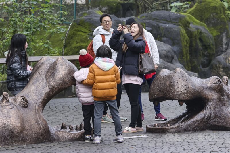 圖為民眾到台北市立動物園，穿著外套禦寒。中央社記者鄭清元攝 114年1月19日