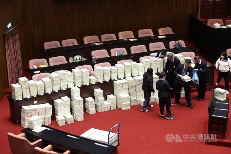 立法院會20日繼續處理114年度中央政府總預算案,預料將展開表決大戰,會議開始前議事人員在議場內整理堆積如山的會議資料。中央社記者王騰毅攝 114年1月20日