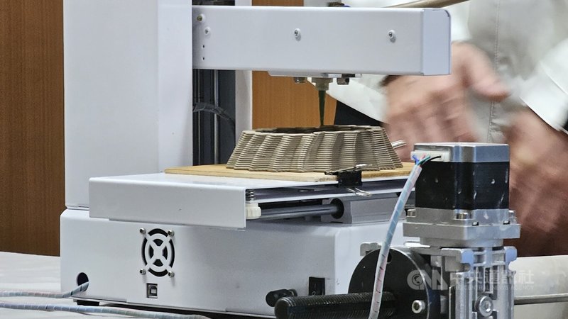 新北市鶯歌工商研發以石門水庫淤泥為材料,將傳統製陶工藝結合3D列印,打造出獨特「庫泥燒」,透過科技製陶應用,改變傳統捏陶繁瑣過程,為地方產業注入科技活力。中央社記者王鴻國攝 114年1月20日
