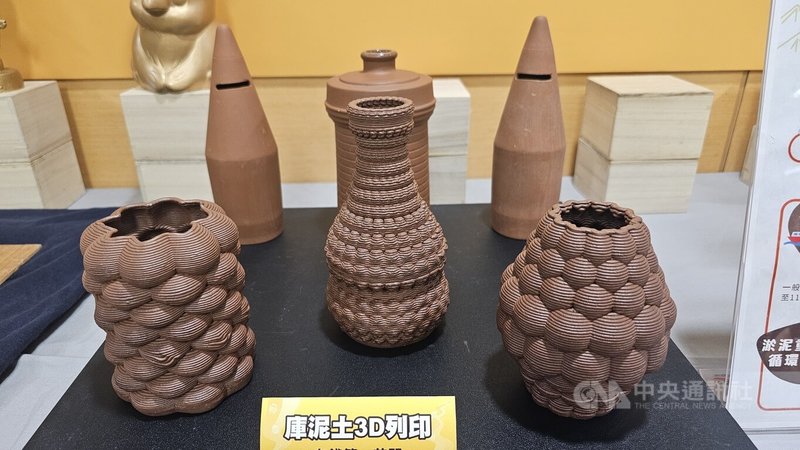 新北市鶯歌工商研發以石門水庫淤泥為材料,將傳統製陶工藝結合3D列印,打造出獨特「庫泥燒」,有別於一般瓷土、陶土,淤泥燒製溫度較低也較省能源,收縮比較大且燒製成品是磚紅色。中央社記者王鴻國攝 114年1月20日