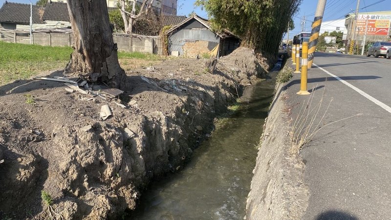 台中市后里區公安路沿線溝渠年久失修，砌石護岸崩裂，危及民宅與農地，經由國民黨立委楊瓊瓔協調中央與地方共同負擔修復經費，將重建擋土設施及加蓋溝渠，工程範圍350公尺，預計5月底動工。（楊瓊瓔服務處提供）中央社記者郝雪卿傳真  114年1月20日