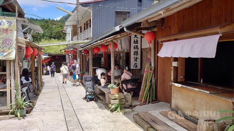 春節連假嘉義縣山區景點易塞車，警方建議遊客將車停放在相關單位規劃的停車地點，再搭接駁車前往。圖為奮起湖老老街。中央社記者蔡智明攝  114年1月20日