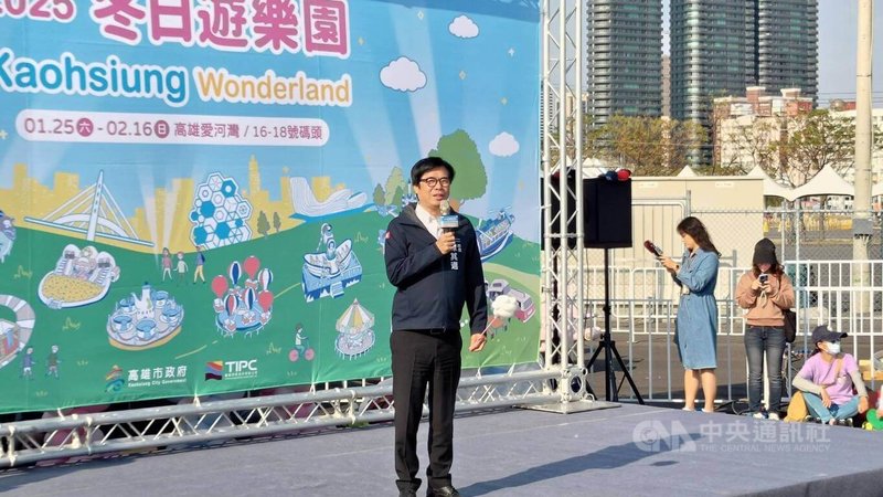 高雄燈會「2025 Kaohsiung Wonderland高雄冬日遊樂園」，設置25座遊樂設施，開放時間為1月25日至2月16日（除夕休園）下午3時至6時，市長陳其邁（前）20日出席記者會表示，今年燈會以「吉伊卡哇」作為主角，歡迎大家來走春。中央社記者蔡孟妤攝  114年1月20日