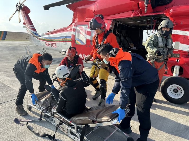 黃姓登山客19日在南橫轆轆溫泉失聯，21日上午空勤直升機空勘時發現黃男，並完成吊掛救援，黃男獲救時意識清楚。（台東縣消防局提供）中央社記者盧太城台東傳真  114年1月21日