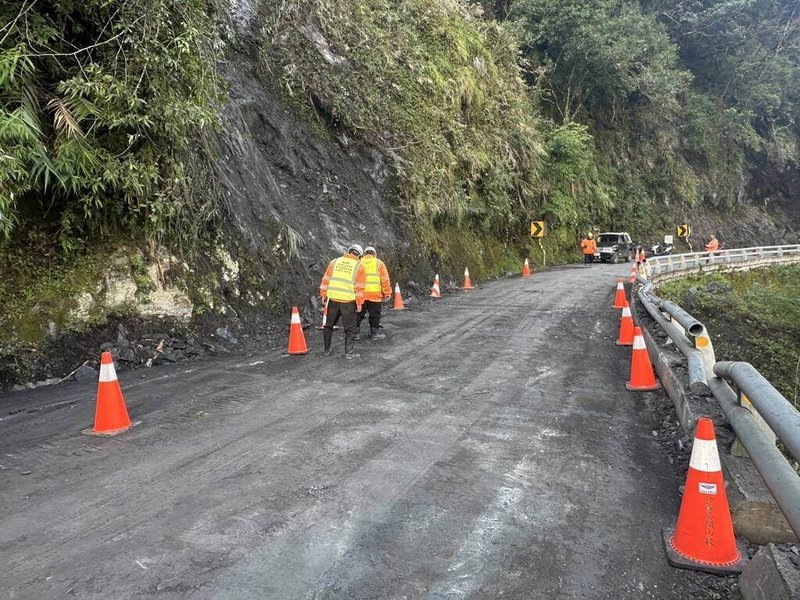 因嘉義地震造成南橫公路利稻路段邊坡坍方，道路中斷，經公路局關山工務段搶修，21日上午11時40分已恢復通車。（公路局提供）中央社記者盧太城台東傳真 114年1月21日