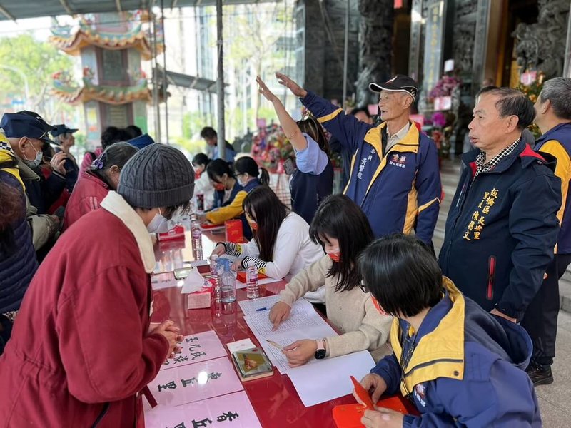 為讓弱勢家庭感受社會溫暖及年節氣氛，新北市板橋區深丘福德宮21日發放「歲末寒冬問暖補助金」，民眾依序排隊領取。（海山警分局提供）中央社記者黃旭昇新北市傳真  114年1月21日