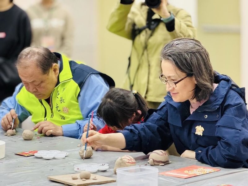 副總統蕭美琴（右）21日到訪澎湖縣，與澎湖縣長陳光復（左）等人一同體驗捏製陶土肪片龜，為在地元宵文化代言。（澎湖縣政府提供）中央社  114年1月21日