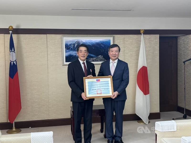 日本愛媛縣松山市和台北市松山區因為都是「松山」而結緣，牽起這段緣分的愛媛縣知事中村時廣（左）21日獲駐日代表李逸洋頒發「外交之友貢獻獎證書」，感謝他對台日地方交流及雙邊友好關係發展的貢獻。中央社記者戴雅真東京攝  114年1月21日