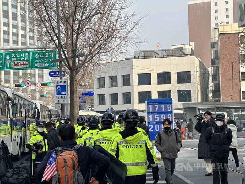 警方出動大批人力維持鄰近地區秩序。中央社記者廖禹揚首爾攝 114年1月21日
