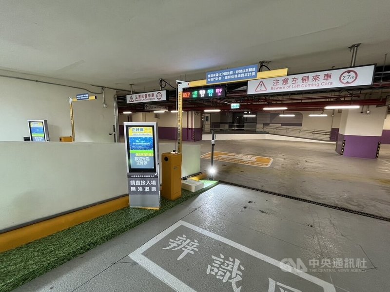 高雄車站南側地下停車場1月24日起至2月28日試營運,台鐵公司委託民間業者「正好停」營運,未來也將裝設電動車充電樁。中央社記者林巧璉攝 114年1月21日