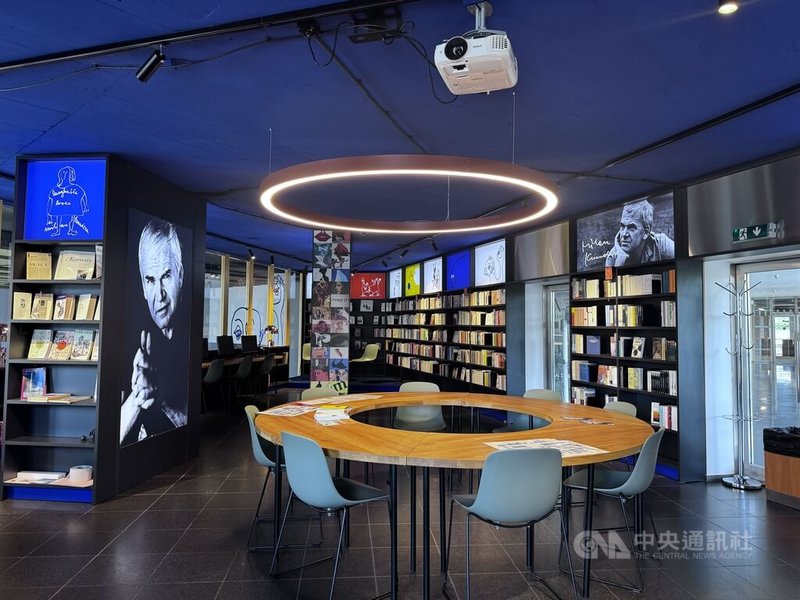 捷克米蘭昆德拉圖書館內有超過3000件收藏品,包括米蘭昆德拉的出版物、肖像照、活動照、獎項、繪畫、素描與私人藏書。圖攝於113年7月10日。中央社記者劉郁葶布拉格攝 114年1月21日