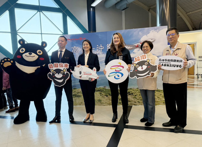 高雄國際航空站21日有3場首航活動，包含北海道新千歲、泰國曼谷、日本沖繩等3地。高雄市觀光局長高閔琳（右3）等人發送紀念品給首航旅客。（許智傑辦公室提供）中央社記者蔡孟妤傳真  114年1月21日