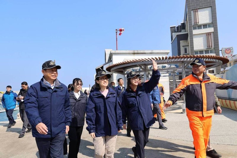 農曆春節將至，副總統蕭美琴（前中）21日前往澎湖虎井離島等安檢所慰問海巡人員，感謝海巡堅守崗位、守護國家與國人安全。（總統府提供） 中央社  114年1月21日