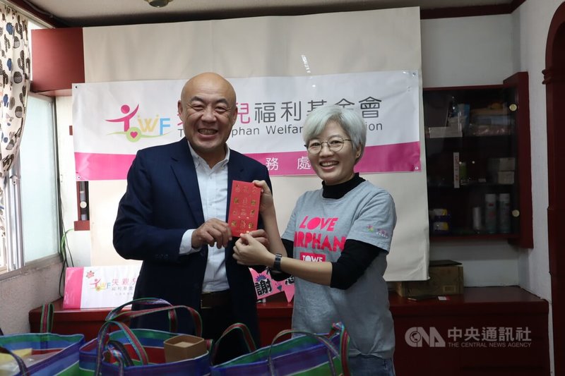 日前「五月天」公益演出鼓舞0403震後的花蓮,「洄瀾薯道」董事長劉瑞祺(左)接續善的循環,捐助新台幣10萬元給失親兒基金會,花蓮服務處主任溫敏慧(右)代表受贈。中央社記者李先鳳攝 114年1月21日