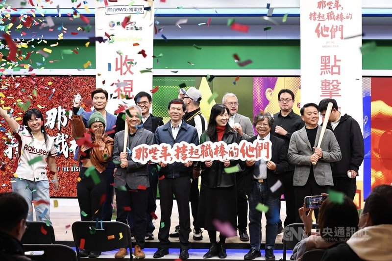 紀錄片「那些年,撐起職棒的他們」21日舉行開播記者會,公視總經理徐秋華(前右3)、鏡電視總經理蔡滄波(前右2)、中職台鋼雄鷹隊總教練洪一中(前右)、棒球球評曾文誠(前左3)、體育主播常富寧(後左)等人出席,盼收視長紅。中央社記者翁睿坤攝 114年1月21日