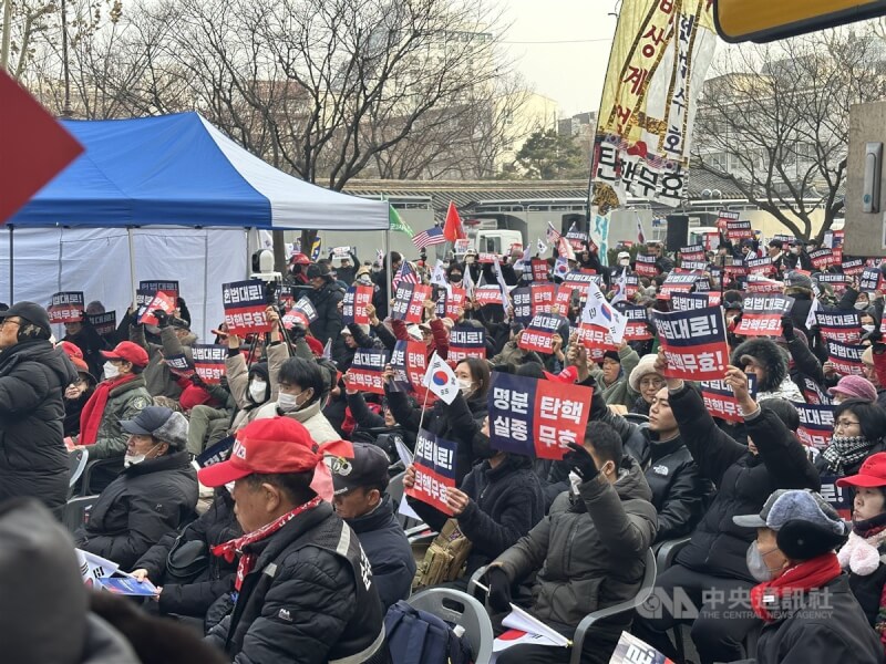 韓國總統尹錫悅21日親自出席彈劾案開庭，支持者在附近道路舉行示威集會，反對彈劾尹錫悅。中央社記者廖禹揚首爾攝 114年1月21日