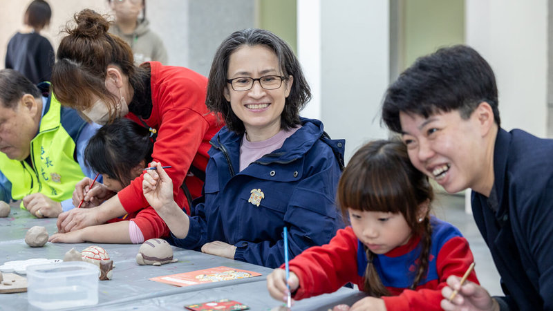 副總統蕭美琴（中）21日下午出席澎湖生活博物館參加「捏陶龜好運來-手做陶土平安龜活動」說，來到澎湖，除了代表總統賴清德關心辛苦的海巡人員，也很高興與明園幼兒園的小朋友一起動手做「平安龜」。（總統府提供）中央社記者溫貴香傳真  114年1月21日