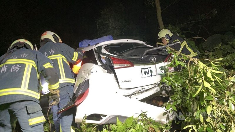 文化大學後山21日晚間發生一輛汽車滑落邊坡事故，駕駛與2名乘客受困，警消獲報馳援，協助3人順利脫困，所幸傷勢皆無大礙。（翻攝照片）中央社記者黃麗芸傳真  114年1月21日