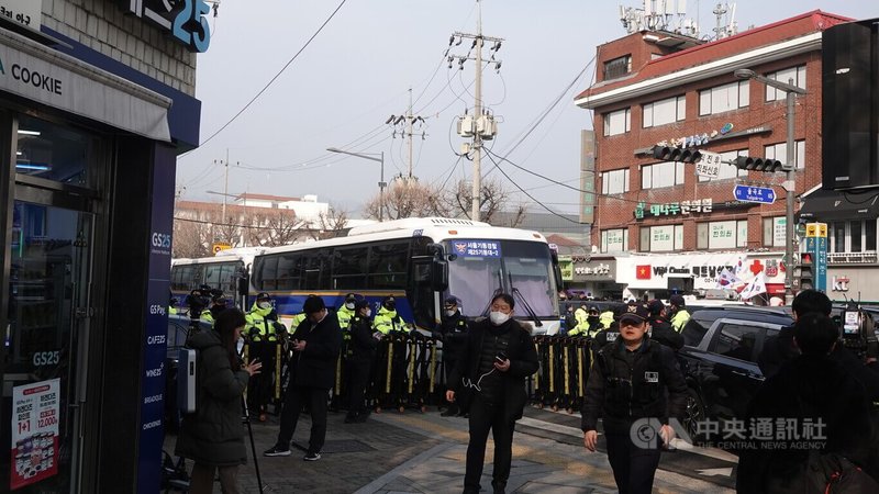 警方封鎖憲法法院前道路封鎖,僅允許媒體及旁聽人出入。中央社記者廖禹揚首爾攝 114年1月21日
