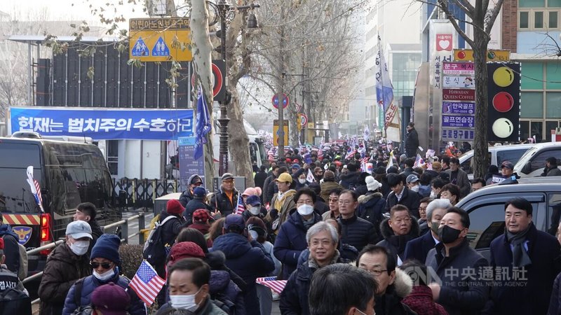 大批尹錫悅支持者前往憲法法院,將鄰近路口擠得水泄不通。中央社記者廖禹揚首爾攝 114年1月21日