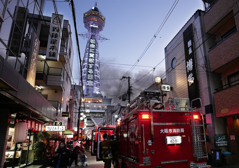 日本大阪知名地標通天閣附近的商店街21日下午發生火災。（共同社）