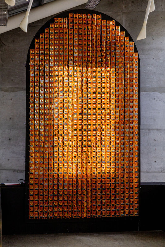 第19屆威尼斯建築雙年展台灣館「[無]信仰」21日在成功大學率先曝光參展內容，其中「光明燈牆」如同於群島中設置的一座信仰半島，成為信仰核心並串聯起所有展櫃內容，營造統合與連結的視覺體驗。（國美館提供）中央社記者葉冠吟傳真  114年1月21日