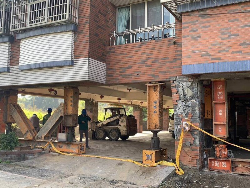 嘉義21日凌晨發生芮氏規模6.4地震,台南市災區涵蓋楠西區、玉井區及東山區,結構技師已展開毀損建物鑑定。圖為玉井區文化大廈梁柱爆裂及加固。(台南市政府提供)中央社記者張榮祥台南傳真 114年1月22日