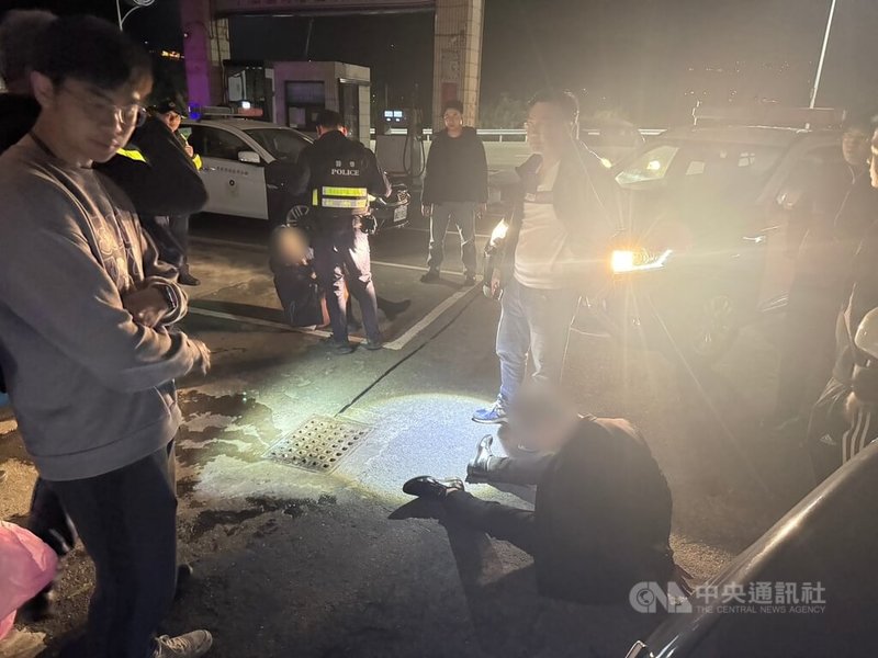 新北淡水警21日晚間在民生路見到1輛自小客車形跡可疑,上前盤查張姓駕駛拒檢加速逃逸,1名員警遭擦撞跌傷。警方發現同車謝姓女子為通緝犯,循線追查,22日凌晨2時許在金山區一處加油站發現這輛自小客車,當場逮捕謝女,並在附近草叢逮捕張男。(翻攝畫面)中央社記者趙敏雅傳真 114年1月22日