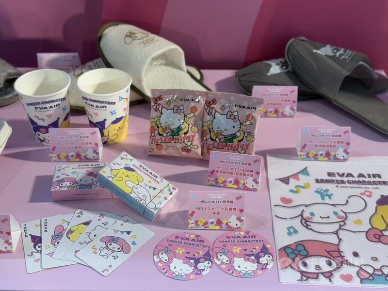 長榮航空Hello Kitty彩繪機「粉萌機」22日首航高雄-香港航線,並在高雄國際機場舉辦慶祝活動,展示各式聯名生活小物,萌翻不少粉絲。中央社記者林巧璉攝 114年1月22日