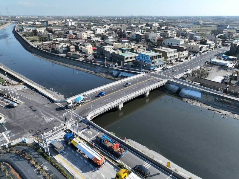 雲林縣後安大橋重建完工,新橋為雙向4車道、並提升橋梁高度,紓解往來六輕車流量,並增進防洪量能。(雲林縣政府提供)中央社記者蔡智明傳真 114年1月22日