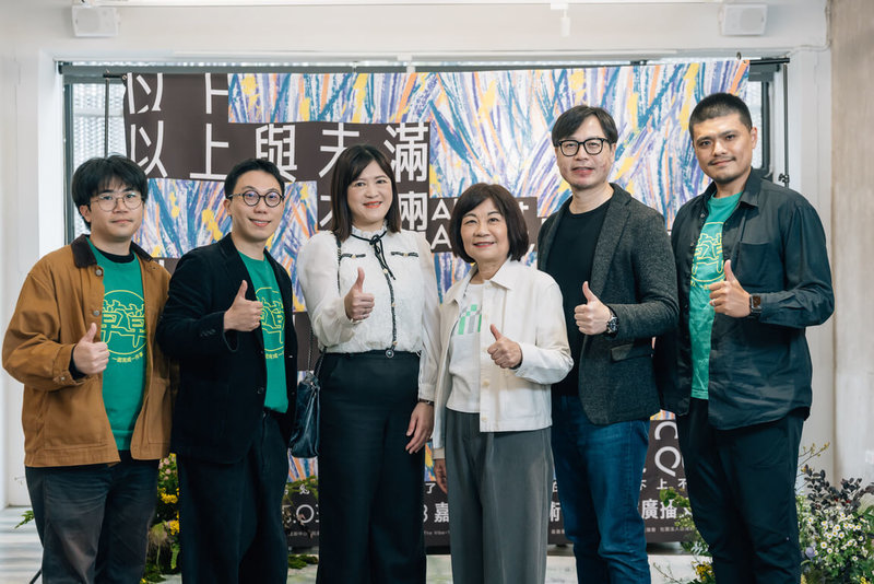 第17屆草草戲劇節3月15日起將盛大登場,22日舉辦全國記者會,樂團「裝咖人」主唱張嘉祥(左起)、平凡製作創意總監黃銘彰、嘉義縣文觀局長徐佩鈴、台灣地方創生基金會董事長陳美伶、文化部藝術發展司副司長黃宏文、阮劇團藝術總監汪兆謙出席合影。(阮劇團提供)中央社記者葉冠吟傳真 114年1月22日