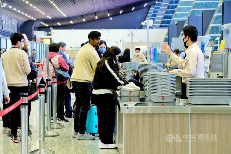 內政部警政署航空警察局22日提醒出境旅客，行動電源、打火機、電子煙勿託運，隨身行李攜帶的液體不得超過100毫升，並請先取出筆電、手機、脫外套、帽子及皮帶等裝備放入置物盒內受檢，以加速安檢作業。中央社記者吳睿騏桃園機場攝  114年1月22日