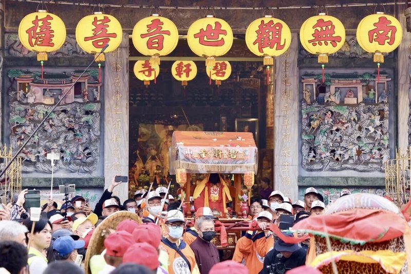 傳承近200年的國家重要民俗「東山碧軒寺迎佛祖暨遶境」22日登場，大批信眾陪伴「正二媽」走上古香路。（台南市政府提供）中央社記者張榮祥台南傳真  114年1月22日