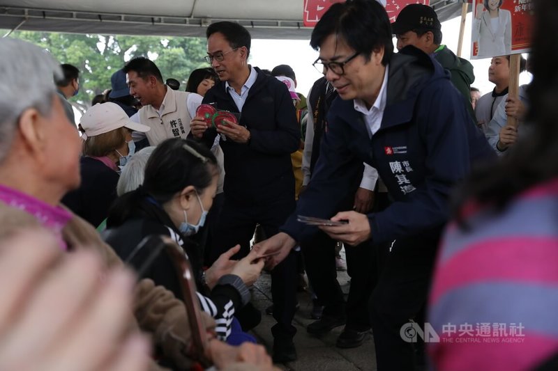 高雄市長陳其邁（前右）22日下午展開走春發放蛇年小紅包行程，首站前往三民區高雄覆鼎金保安宮，許多民眾開心領取。中央社記者張已亷攝  114年1月22日