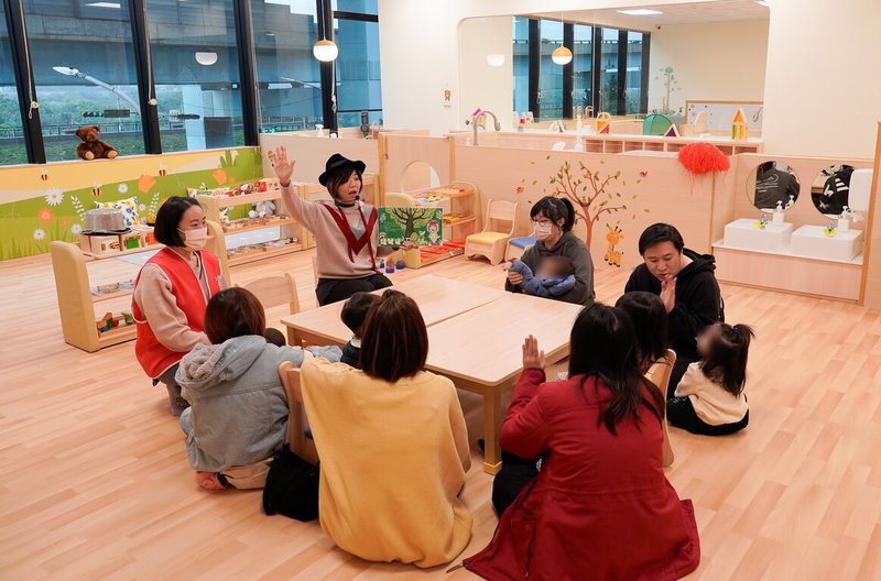 新北市土城區新洲公共托育中心22日啟用,新洲公托位於工業區大樓,挑高空間、採光明亮、環境寬敞溫馨,中心聘專業老師帶領父母讀繪本、說故事,親子同樂。(新北市府提供)中央社記者黃旭昇新北傳真 114年1月22日