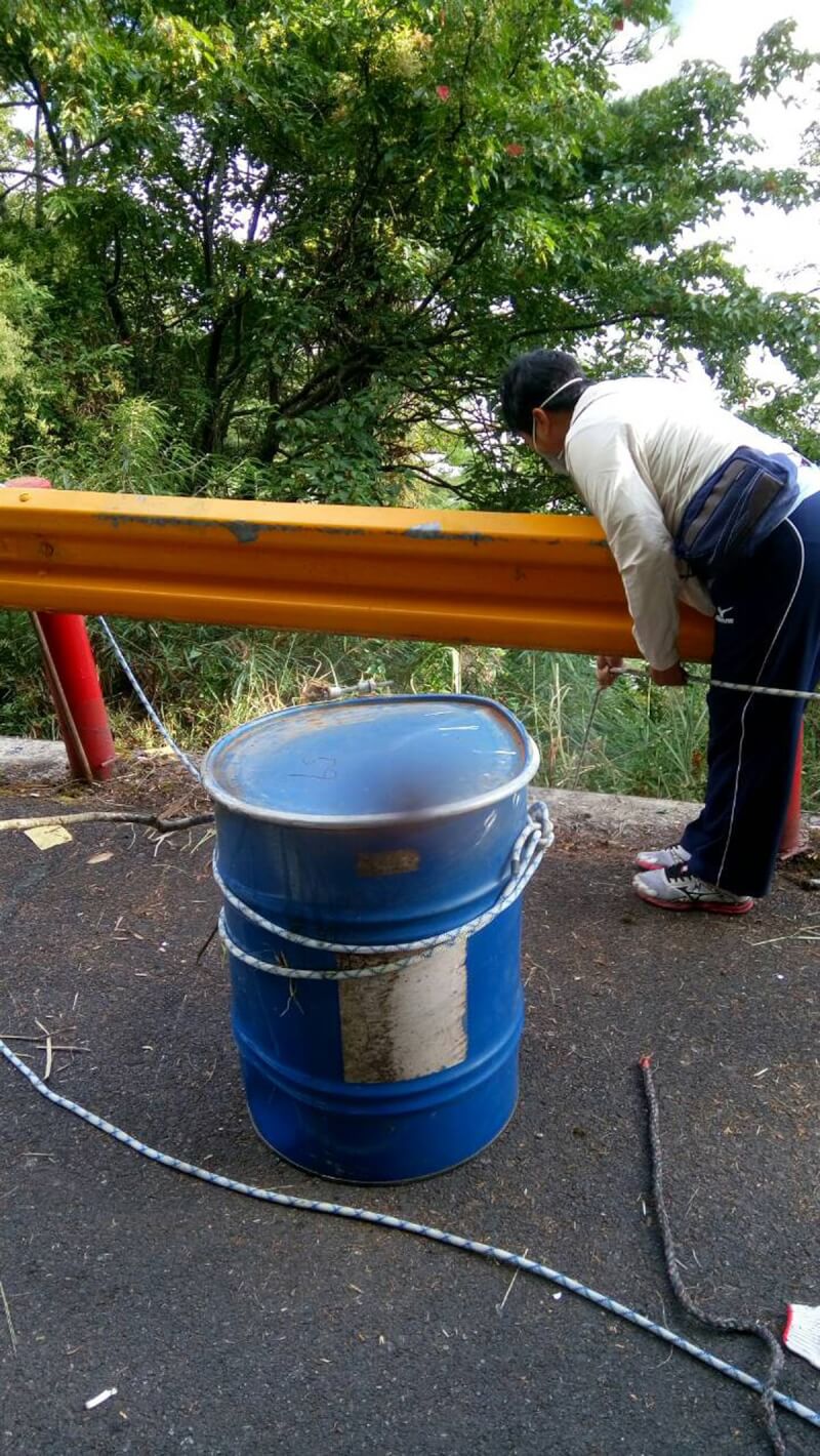 男子楊鴻儒不滿被疑詐賭，將賴姓友人裝入鐵桶載到花蓮棄屍，案發後警方在棄屍現場找到棄屍鐵桶。（警方提供）