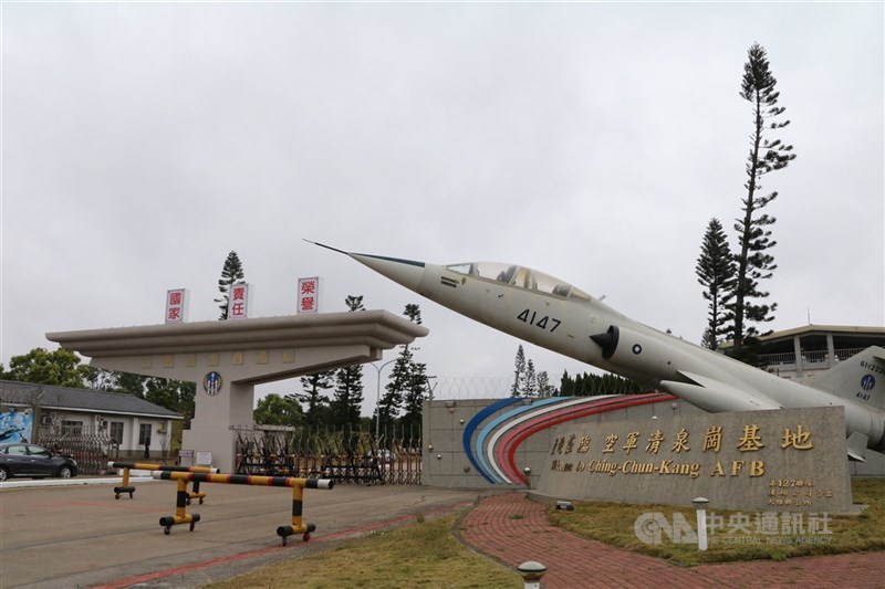 台中清泉崗基地21日發生女士官長執行飛機關車前檢查時，遭發動機吸入送醫不治。檢方22日相驗死者遺體，並持續調查事故原因及釐清責任歸屬。（中央社檔案照片）