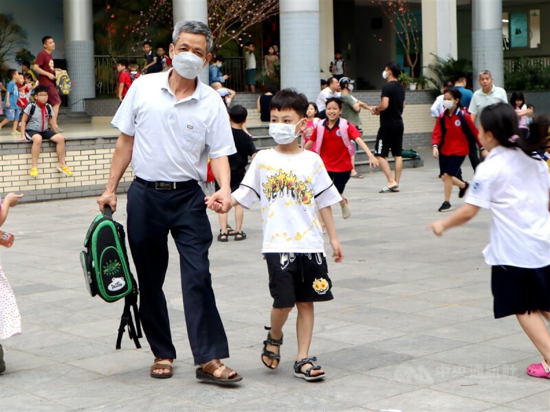 越南人早年認為,小孩的名字「愈難聽、愈好養」,隨著社會變遷,現在的越南家長在為孩子取名時,開始追求好聽、具意義且更能彰顯個人特質的名字。圖為河內街頭民眾。中央社記者陳家倫河內攝 114年1月22日