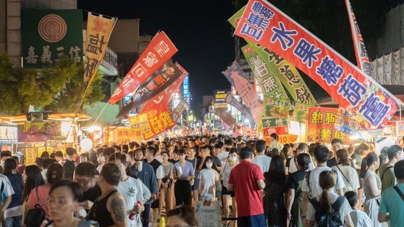 嘉義市政府因應農曆春節期間，文化路夜市預期將湧入大量遊客人潮，將自25日起至2月2日試辦文化路夜市區域車輛管制時間提前，由原定晚間7時提前自晚間6時開始管制。（嘉義市政府提供）中央社記者黃國芳傳真  114年1月22日