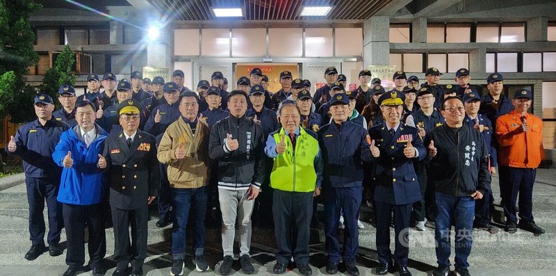 114年加強重要節日安全維護工作近日啟動,澎湖縣長陳光復(前右4)、議長陳毓仁(前左4)等人22日晚間前往馬公警分局慰勞前線員警,感謝他們堅守崗位。中央社 114年1月22日