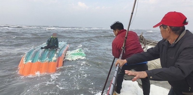 黃姓漁民22日駕駛膠筏出海，在雲林縣麥寮鄉許厝寮西北堤外海域遇大浪翻覆待援，海巡獲報後與洪姓漁民合作將人安全救回。（海巡署提供）中央社記者蔡智明傳真  114年1月22日