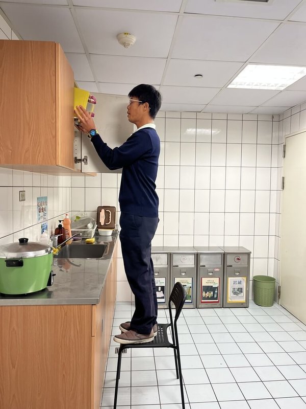 年節大掃除,常見打掃後引發下背痛,台中慈濟醫院骨科醫師陳明慶提醒,避免墊腳尖取高物,可用凳子、椅子加高,讓身體核心肌群靠近,方便且省力取物。(台中慈濟醫院提供)中央社記者趙麗妍傳真 114年1月22日